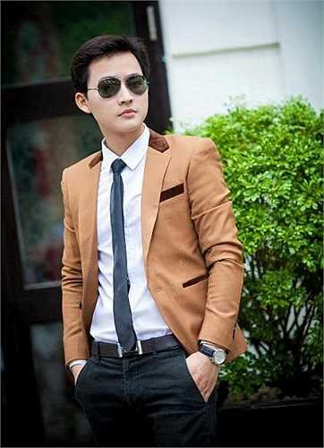 Phong cách thời trang vừa cổ điển, vừa hiện đại của thầy Tiến Minh được khá nhiều bạn trẻ thích thú