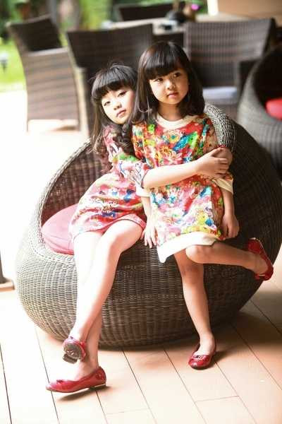 Kim Anh – thí sinh từng gây ấn tượng mạnh với khán giả trong cuộc thi Bước nhảy hoàn vũ nhí đã gây sốt khi mẹ cô bé đăng những hình ảnh chụp lại gu mặc hàng ngày của bé lên mạng <a href='https://vtcnews.vn/xa-hoi.2.0.html' >xã hội</a>, thu hút sự quan tâm của hàng nghìn người.