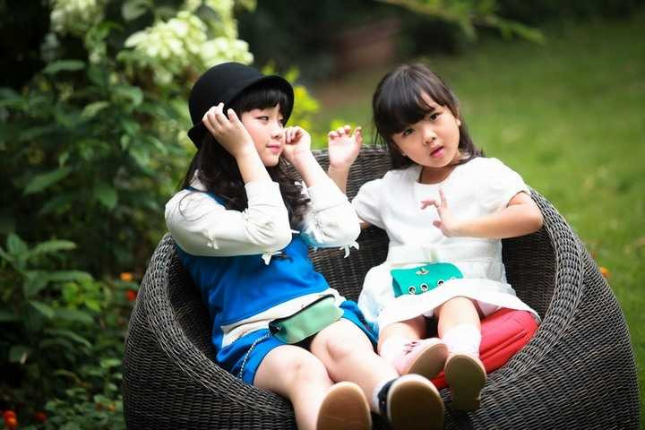 Bên cạnh đó, phong cách chững chạc rất người lớn được áp dụng vào những thiên thân fnhis trên nền những chất liệu bụi bặm như vải thô, dạ, nỉ kết hợp hoặc mềm mại nữ tính như voan, ren tạo nên những hình ảnh vô cùng ngộ nghĩnh đáng yêu.