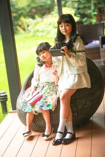 Tuy rất dạn dĩ trong các cuộc thi, nhưng cô bé vẫn giữ nguyên được vẻ ngây thơ, hồn nhiên khi chơi đùa cùng với người em của mình ngoài thời gian đi học và luyện tập. 