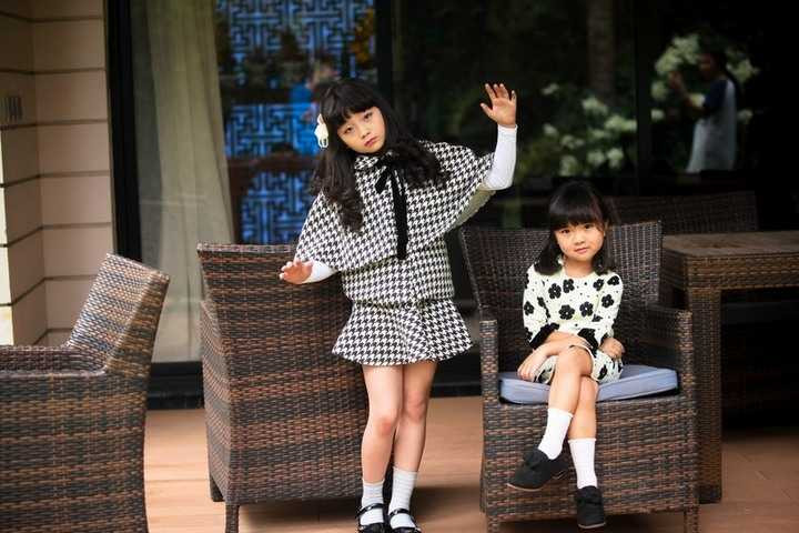 Cùng trở lại tuổi thơ cùng những khoảnh khắc đời thường vô cùng đáng yêu của Kim Anh với một người em thân thiết trong một ngày mùa thu Hà Nội.