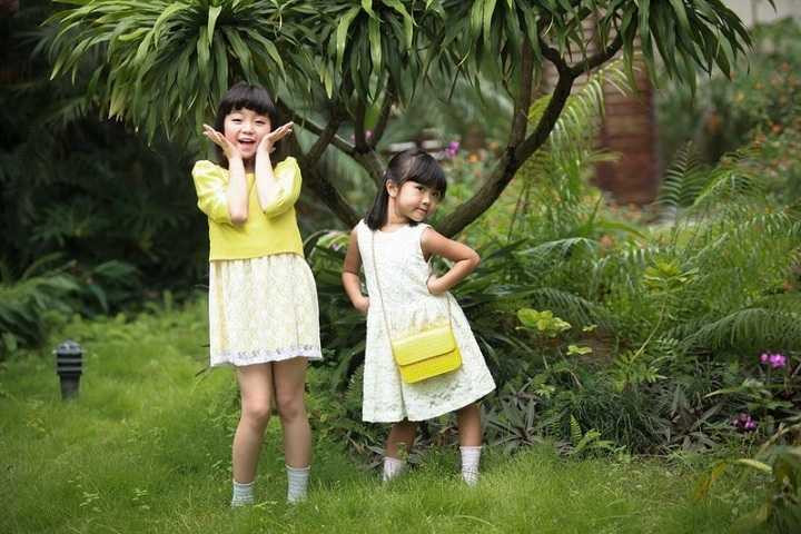 Áo croptop họa tiết đi kèm chân váy hớt vạt và giày bút bê đính nơ tạo sự khỏe khoắn pha chút ấn tượng và nữ tính cho hai fashionista nhí.