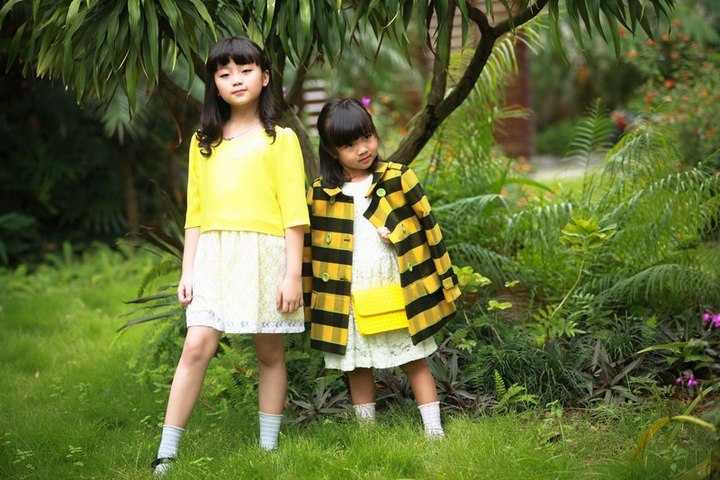 Các chất liệu như len đan, len xù, dạ, sợi tổng hợp Hàn Quốc đi cùng những gam màu đậm chất thu như ghi xám, đỏ đun, xanh, hồng pastel… tạo cho người xem một cảm giác ấm áp.