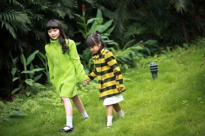 Những bộ trang phục được phối sành điệu mang lại vẻ đáng yêu một cách quý tộc như những quý cô sành điệu ở kinh đô thời trang Châu Âu. 