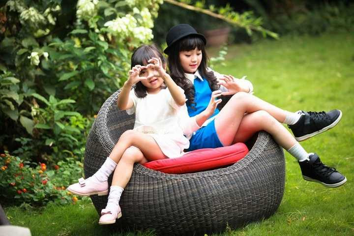 Sự kết hợp của những gam màu nổi, đặc biệt nhất là sắc đỏ và những họa tiết dễ thương, nghịch ngợm cùng chất liệu bông, len, nỉ... tạo cảm giác thoải mái và giữ ấm. 