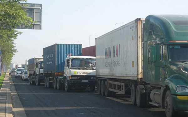 Liên tiếp tai nạn giao thông, đại lộ nghìn tỷ kẹt cứng