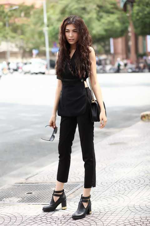 Với cây đen cá tính, áo gile cài nút cut out phần eo, quần lửng và đôi sandal cao gót đế vuông, là tuyệt chiêu để Lệ Hằng trải nghiệm tính cách phóng khoáng nhưng thanh lịch của mình.