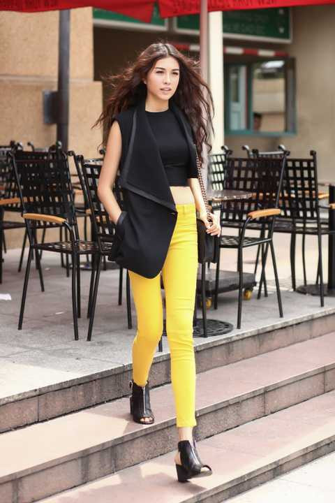 Cô còn mạnh dạn khi diện chiếc quần jeans ôm tone vàng phối boots thấp hở mũi vô cùng sành điệu.