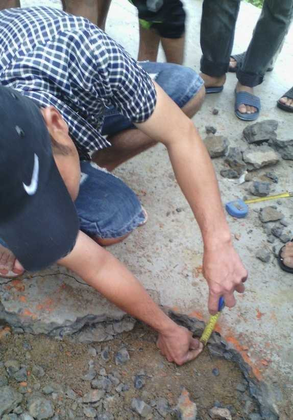 Công trình bị rút ruột, hàng trăm người kéo lên trụ sở xã