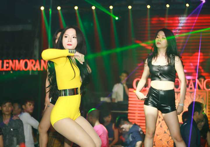 Thời gian qua, Hương Giang Idol khá tích cực trong mọi hoạt động nghê thuật và chứng minh cho khán giả đam mê của mình với nghề.