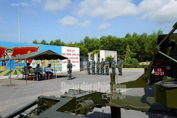 Kiểm tra lý thuyết trước giờ thực hành của kíp phân đội kỹ thuật. 