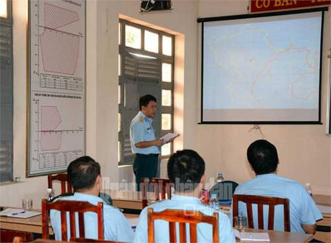 Tham mưu trưởng trung đoàn tên lửa S-300 PMU1 bảo vệ kế hoạch diễn tập. 