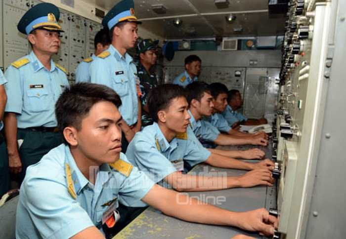 Kíp chiến đấu xe điều khiển thực hành bắn mục tiêu trên không. 