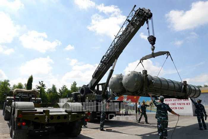 Kíp cẩu chuyển Trung đoàn tên lửa 93 thực hành cẩu chuyển đạn. 