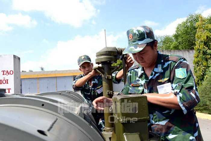 Thao tác nhanh gọn, thuần thục, chính xác, an toàn của từng vị trí trong quá trình cẩu chuyển đạn. 