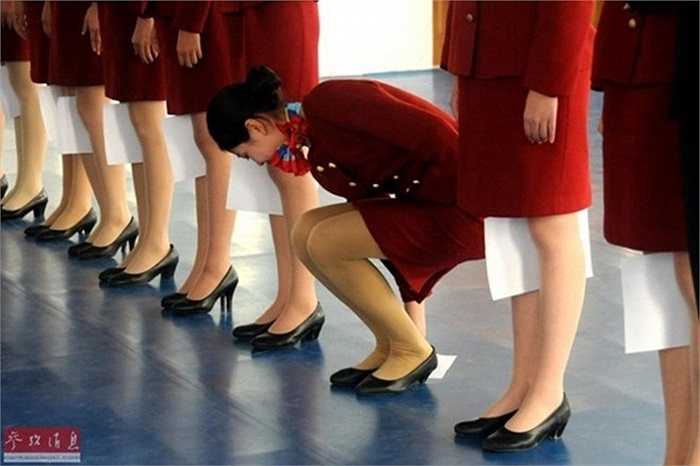 Tại trường đào tạo tiếp viên hàng không Cáp Nhĩ Tân, Trung Quốc, các sinh viên phải trải qua 520 giờ luyện tập khắc nghiệt với các bài tập đứng thẳng...