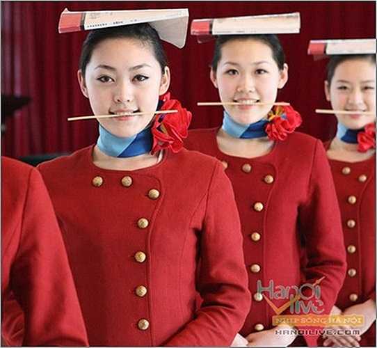 Học cách mỉm cười cũng là một điều quan trọng đối với mỗi tiếp viên hàng không. Họ buộc phải tươi cười và niềm nở ngay cả khi hành khách đang giận dữ.