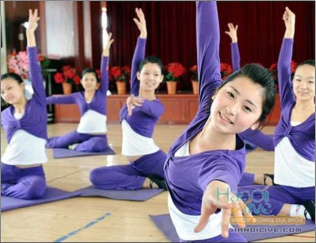 Các nữ tiếp viên hàng không thường xuyên phải luyện tập yoga hoặc múa ballet để giữ được vóc dáng chuẩn trong công việc.
