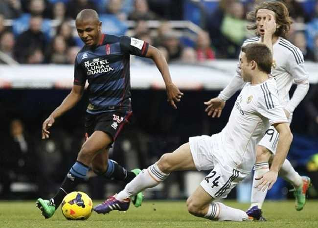 Ở các hạng mục khác, Yacine Brahimi (áo đen) của Granada nhận danh hiệu cầu thủ Châu Phi xuất sắc nhất