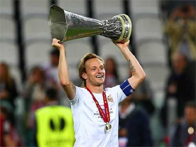 Ivan Rakitic (thi đấu cho Sevilla mùa giải trước) nhận giải thưởng Fair Play 