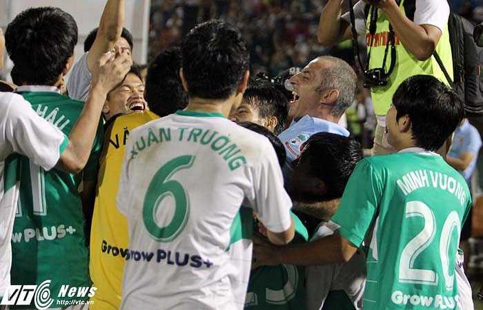 Thầy Giôm được các học trò hất bổng lên trời trong niềm hân hoan chiến thắng