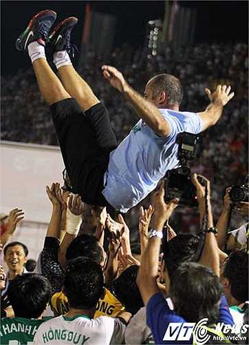 Sát cánh cùng học viện HAGL Arsenal JMG hơn 7 năm trời, giờ chiến lược gia người Pháp mới được tận hưởng hương vị chiến thắng