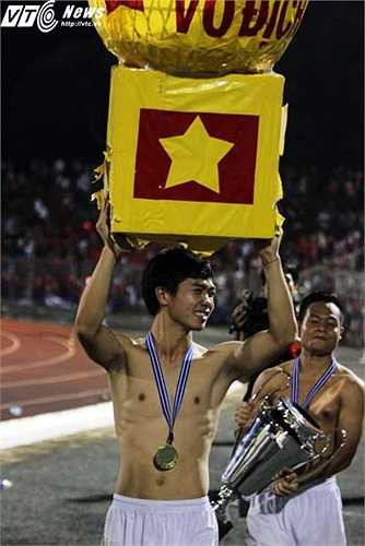 Công Phượng cùng đồng đội rước cúp