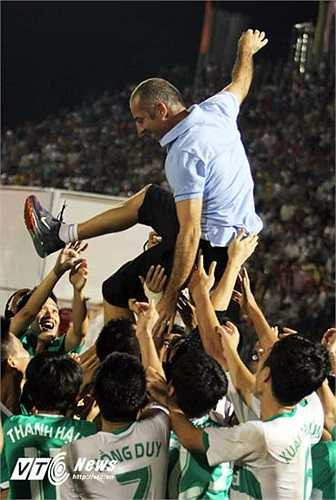 Sắp tới thầy Giôm sẽ đi học bằng A HLV để chuẩn bị cho V-League 2015. Ông khẳng định đội bóng HAGL sẽ có nòng cốt là lứa U19 hiện tại