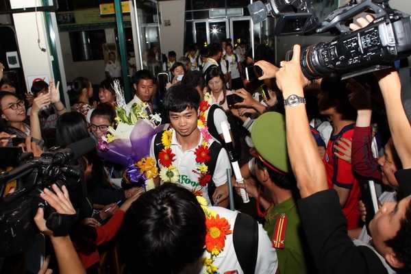 Công Phượng giữa vòng vây người hâm mộ