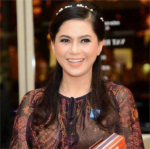 Năm 1993, trong khi làm tiếp viên hàng không cho hãng Vietnam Airlines, Thuỷ Tiên gặp và kết duyên với doanh nhân Việt kiều Johnathan Hạnh Nguyễn - Chủ tịch tập đoàn IPP Group hiện tại. Đây là cột mốc quan trọng trong cuộc đời mẹ chồng Hà Tăng, giúp bà từ một cô gái bình thường bước vào lĩnh vực kinh doanh tầm cỡ