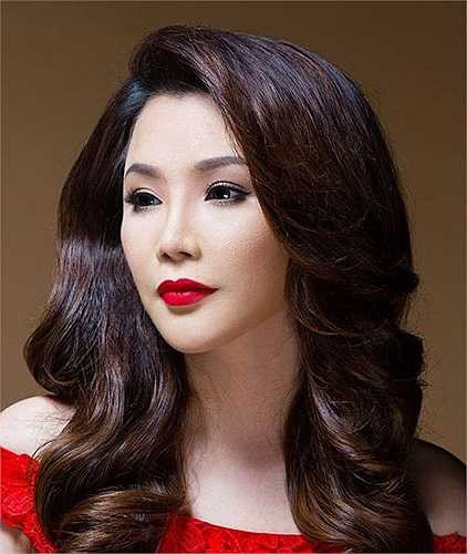 Hồ Quỳnh Hương tự tạo dựng cuộc sống đầy đủ khiến không ít người phải ghen tỵ. Những liveshow của cô như Tôi là sinh viên, Sắc màu... Hồ Quỳnh Hương đều tốn vài tỷ đồng, nhưng giám khảo X Factor không cần đến tài trợ hay đại gia bao bọc.