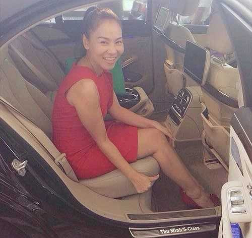 Nữ ca sỹ khoe chiếc xe Mercedes S-Class với dòng chữ nổi bật 'Thu Minh’S-Class'. Dòng chữ này cũng là sự khẳng định quyền sở hữu của Thu Minh với chiếc S-Class, và cũng là biểu tượng đẳng cấp của diva thứ 5 này.