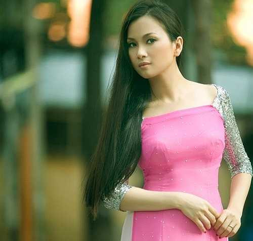 Hà Phương đã đánh dấu tên tuổi của mình trên sân khấu ca nhạc trong nước. Tuy nhiên không lựa chọn Việt Nam là nơi phát triển sự nghiệp, Hà Phương quyết định mang giọng hát của mình đến với người Việt ở hải ngoại