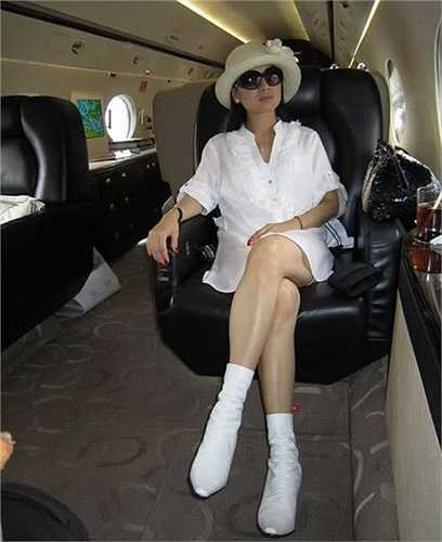 Biệt thự penthouse sang trọng, bộ sưu tập xe đắt đỏ, Hà Phương và chồng còn sở hữu chiếc máy bay riêng (Theo Zing)