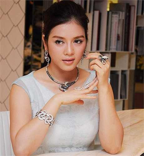 Lý Nhã Kỳ sinh năm 1982 tại Vũng Tàu, là một người mẫu quảng cáo, diễn viên điện ảnh, được biết nhiều đến qua vai Diễm Kiều trong loạt phim truyền hình Kiều nữ và đại gia. 