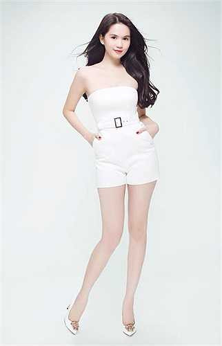 Ngọc Trinh diện trang phục khoe vai trần quyến rũ.