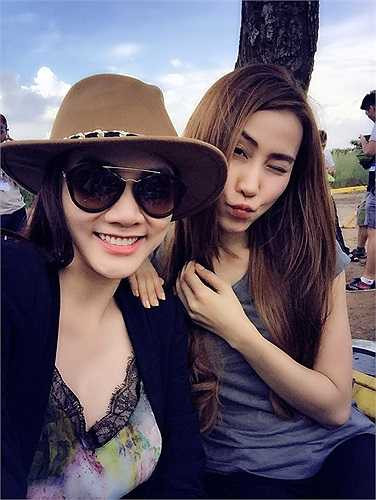 Hai người đẹp nhí nhảnh.