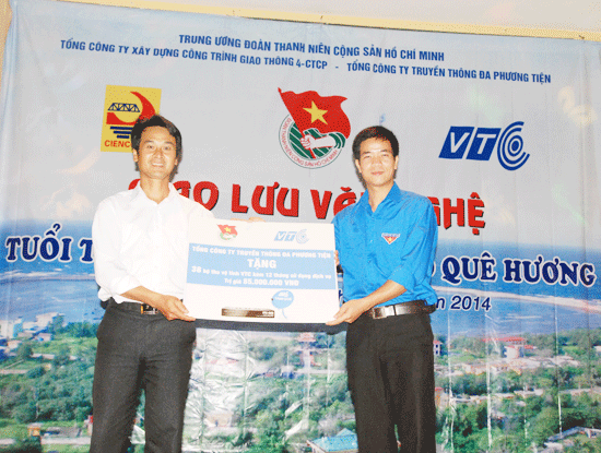 VTC tặng 38 bộ thu truyền hình số cho huyện đảo Bạch Long Vĩ