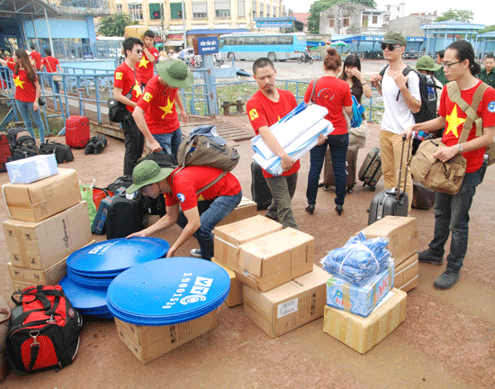 VTC tặng 38 bộ thu truyền hình số cho huyện đảo Bạch Long Vĩ