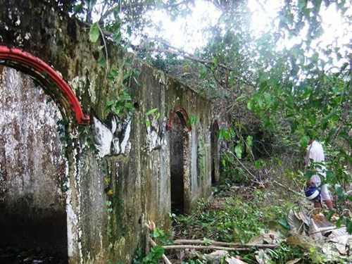 Bây giờ, khu biệt thự nuôi chó đã trở nên hoang tàn, đổ nát.