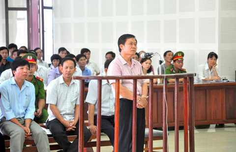 Xét xử, buôn lậu, gỗ quý, liên quan, đến cán bộ hải quan