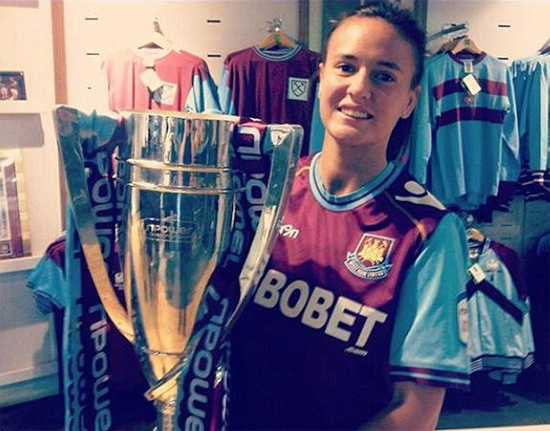 Nữ cầu thủ yểu mệnh