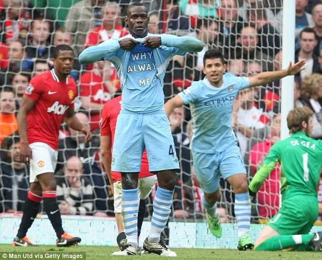 5 khoảnh khắc khó quên trong các trận derby Manchester