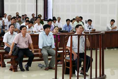 buôn lậu, gỗ quý, cán bộ, Hải quan, hầu tòa, xét xử, Đà Nẵng, Quảng Trị