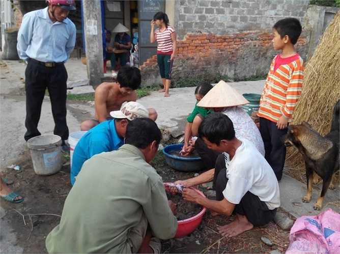 Từ ngoài đi vào làng, cách một đoạn chừng chục mét lại có một nhóm làm thịt chuột và bày bán. 