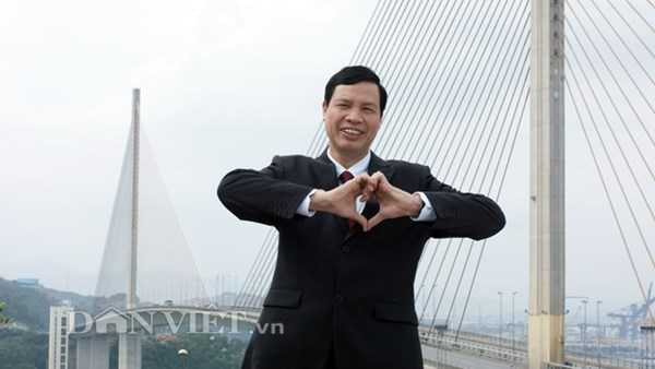 Chính trị gia Quảng Ninh khum tay tạo trái tim chào du khách