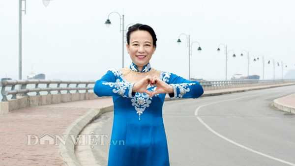 Chính trị gia Quảng Ninh khum tay tạo trái tim chào du khách