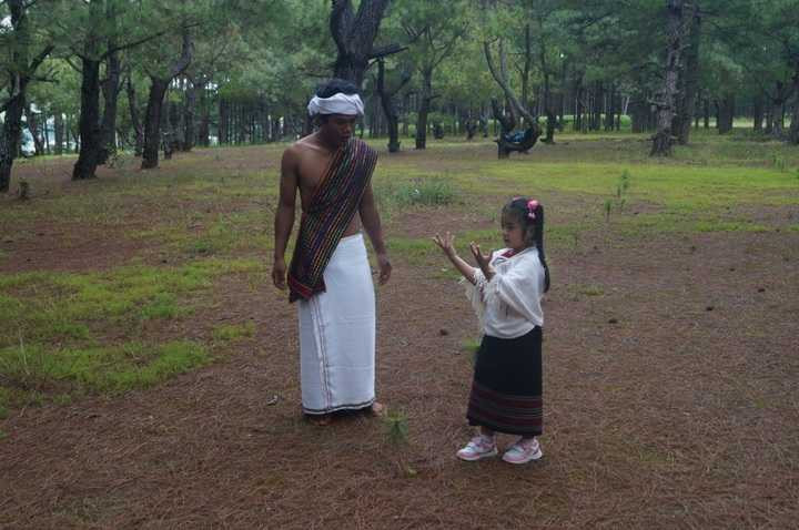 Bé Quan Trần Thảo My thích thú học điệu múa truyền thống của đồng bào Chu Ru tại Đơn Dương, Lâm Đồng.