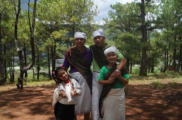 Hai bé Lê Đông Nguyên và Quan Trần Thảo My hóa trang với phục trang của dân tộc Chu Ru.