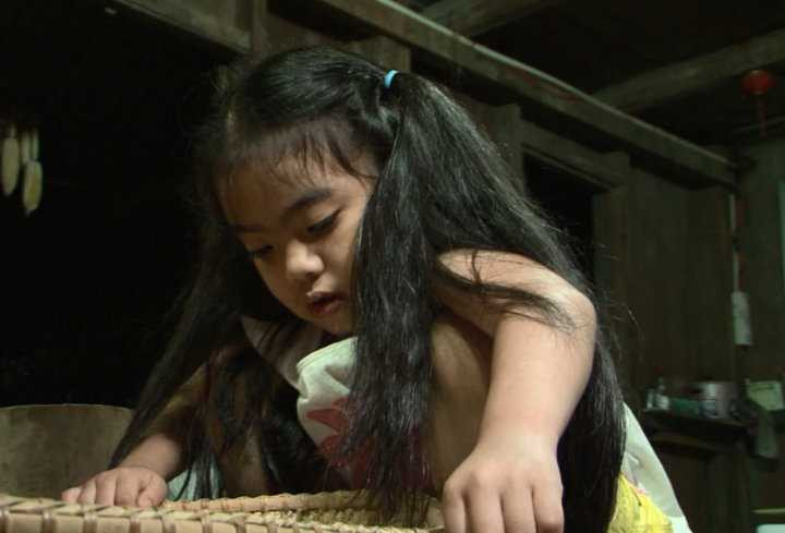 Bé Quan Trần Thảo My thích thú khi được nấu ăn cùng cha.